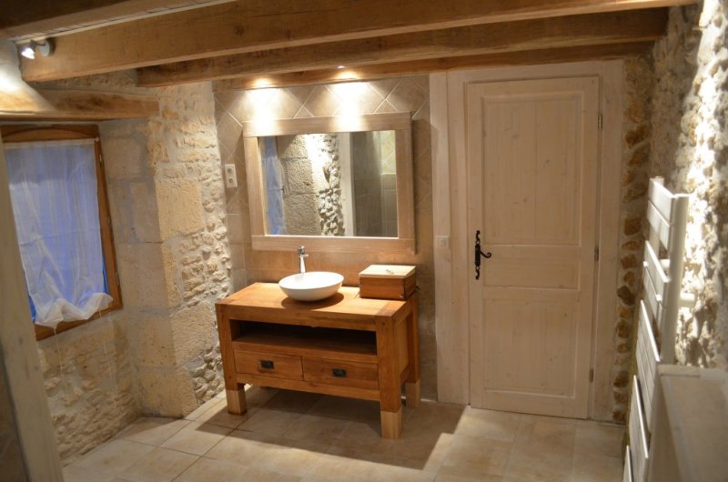 Salle de bain avec baignoire et douche à l'italienne