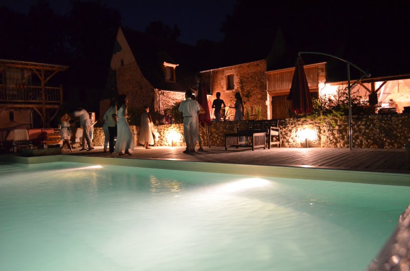 Le plaisir de nager en soirée dans une eau a 28°