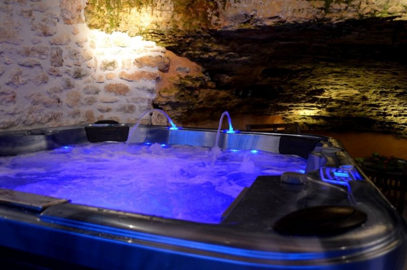 Spa,détente dans une eau bouillonnante a 33°